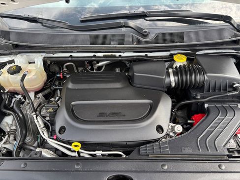 Used 2023 Chrysler Pacifica Touring-L FWD image 35