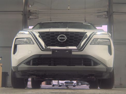 Used 2023 Nissan Rogue SV image 3