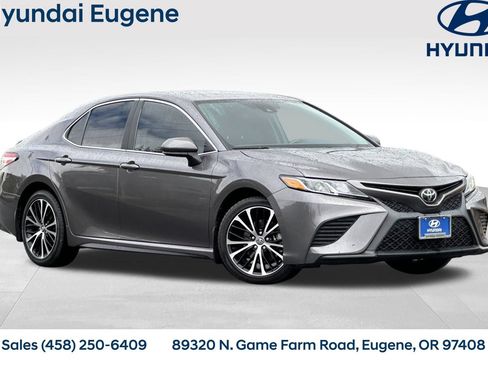 Used 2020 Toyota Camry SE FWD image 1
