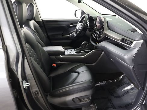 Used 2024 Toyota Highlander XLE AWD/4WD image 34