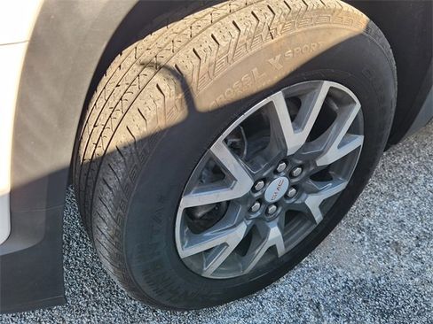 Used 2023 GMC Acadia SLE w/ Driver Convenience Package image 10