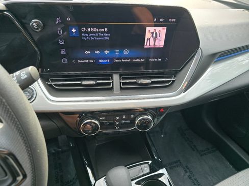 Used 2025 Chevrolet Trax LT FWD image 29