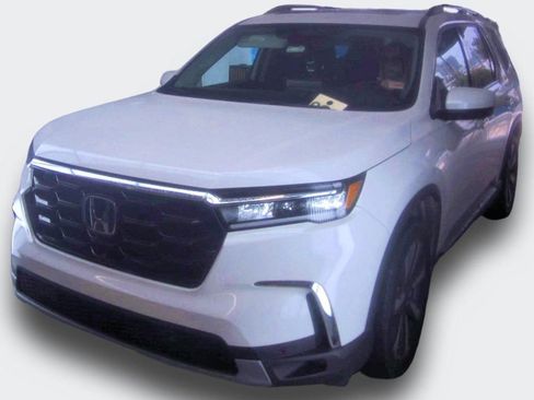 Used 2023 Honda Pilot Touring image 1