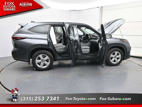 Used 2024 Toyota Highlander LE AWD/4WD image 37