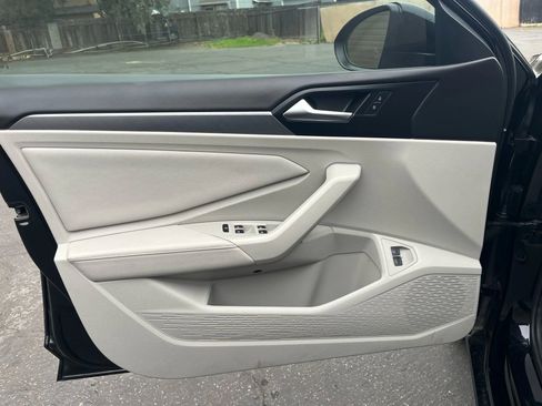 Used 2024 Volkswagen Jetta SE w/ Panoramic Sunroof Package image 16