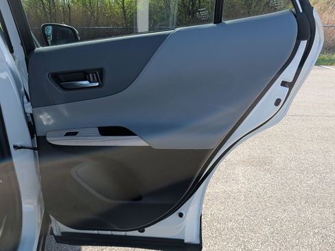 Used 2023 Toyota Venza XLE image 32