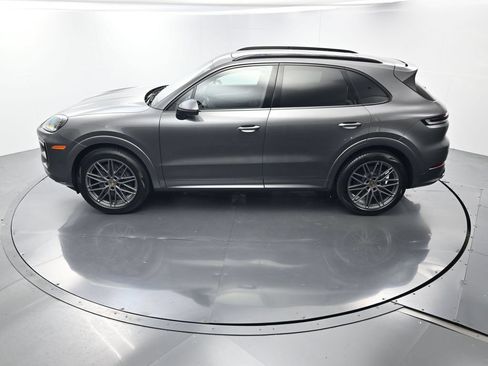 Certified 2025 Porsche Cayenne AWD/4WD image 32
