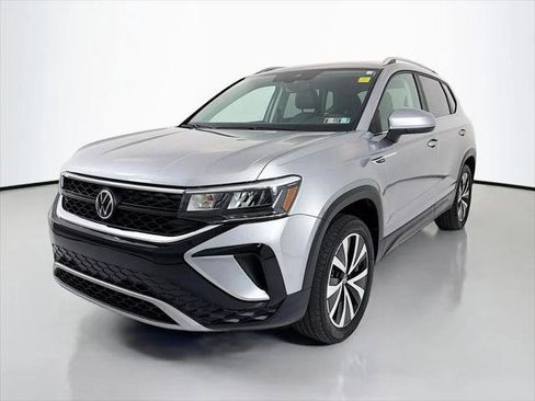 Used 2023 Volkswagen Taos SE w/ Panoramic Sunroof Package AWD/4WD image 3