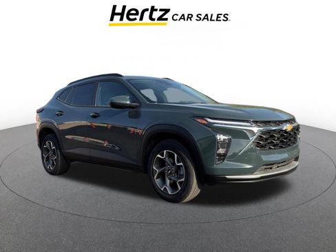 Used 2025 Chevrolet Trax LT image 1