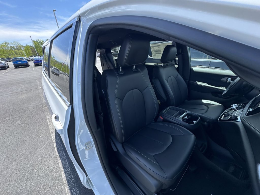 New 2027 Chrysler Pacifica Select AWD/4WD image 31