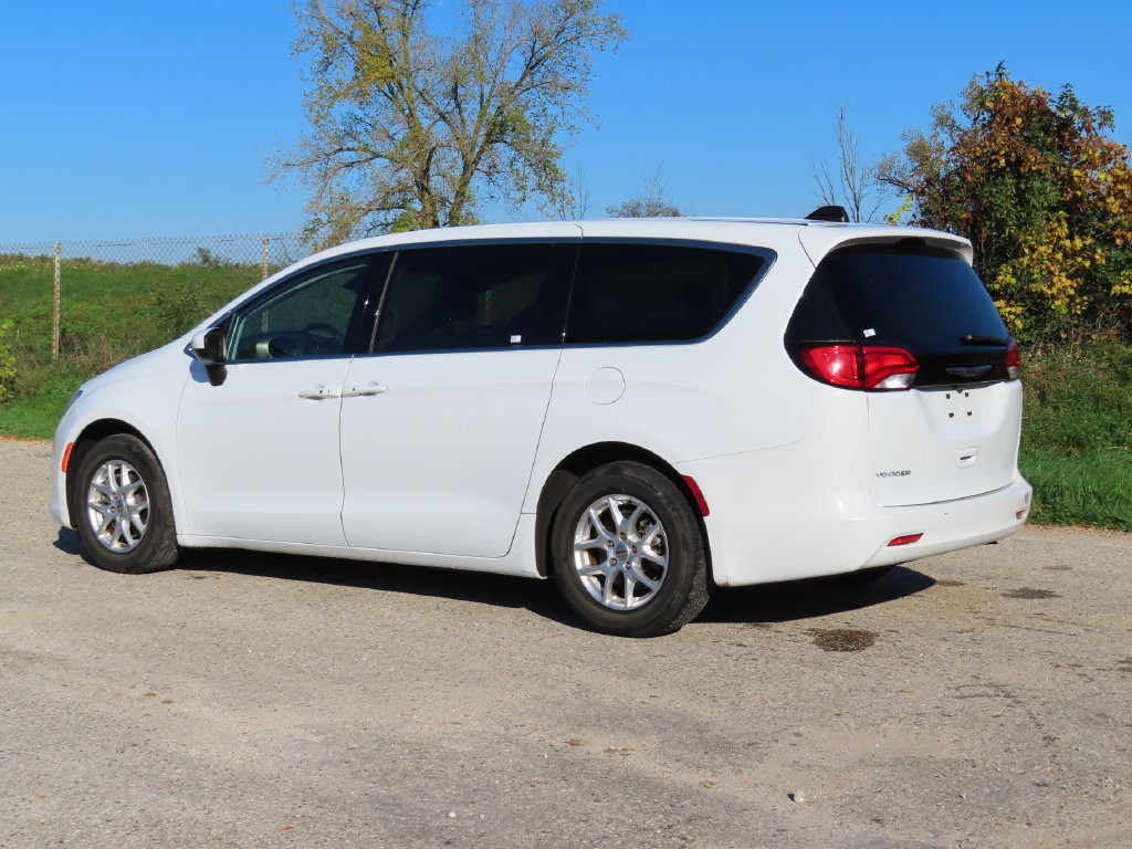 Certified 2023 Chrysler Voyager LX FWD image 6