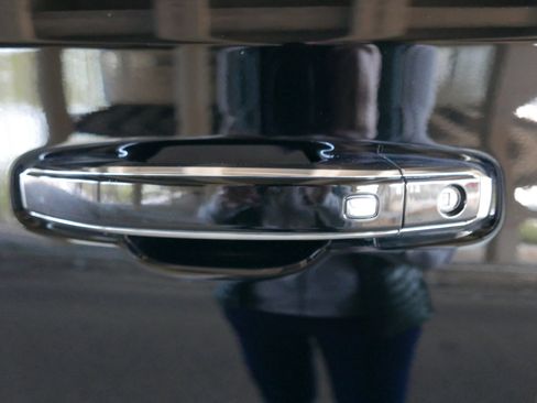 Used 2022 GMC Yukon SLT w/ SLT Premium Package image 23