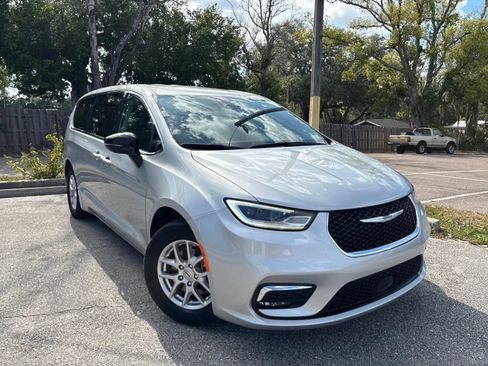 Used 2024 Chrysler Pacifica Touring-L FWD image 4