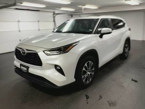 Used 2023 Toyota Highlander XLE AWD/4WD image 4