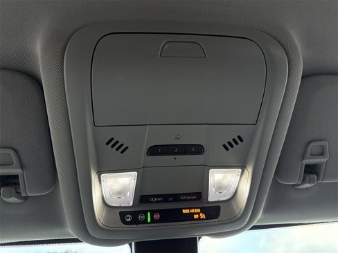 Used 2024 GMC Terrain SLT image 17