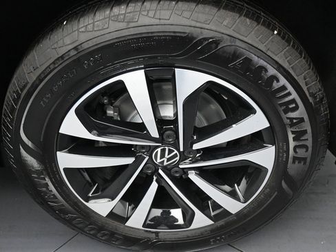 Used 2024 Volkswagen Tiguan S image 44