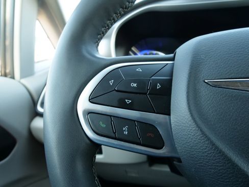 Used 2023 Chrysler Pacifica Touring-L image 22