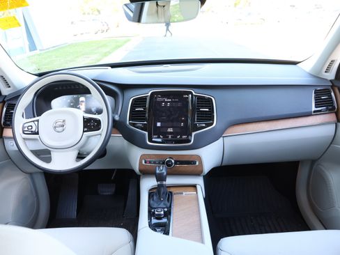 Used 2022 Volvo XC90 T6 Momentum w/ Advanced Package image 16