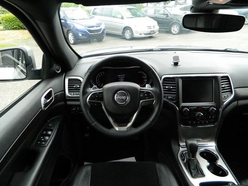 Used 2017 Jeep Grand Cherokee Altitude AWD/4WD image 15