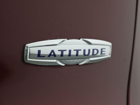 Used 2019 Jeep Cherokee Latitude Plus w/ Comfort/Convenience Group FWD image 16