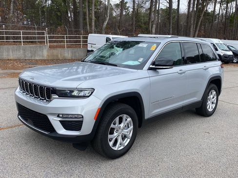 Used 2024 Jeep Grand Cherokee Limited image 1