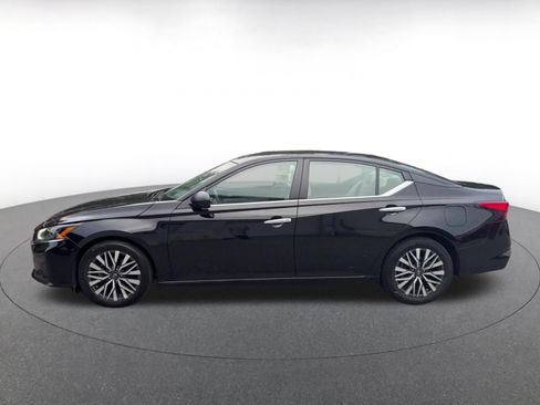 Used 2025 Nissan Altima 2.5 SV FWD image 8