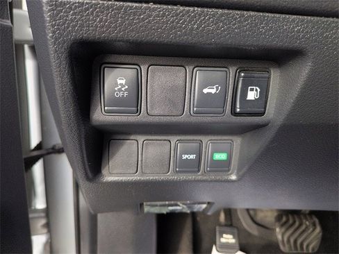 Used 2018 Nissan Rogue SV image 18