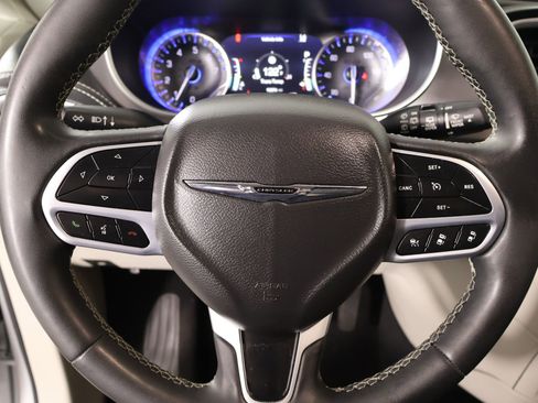 Used 2022 Chrysler Pacifica Touring-L FWD image 3