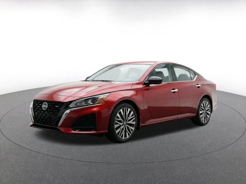 Used 2025 Nissan Altima 2.5 SV FWD image 3