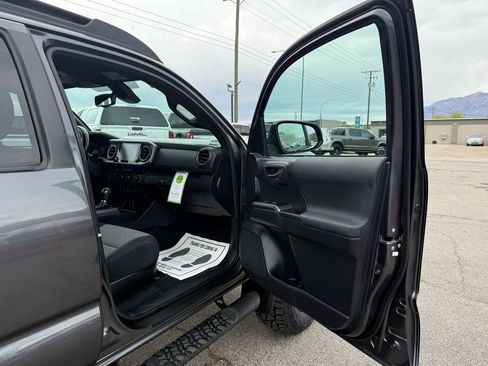 Used 2022 Toyota Tacoma TRD Sport w/ Technology Package AWD/4WD image 28