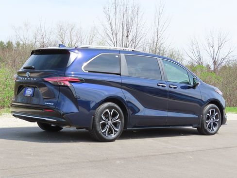 Used 2025 Toyota Sienna Platinum AWD/4WD image 3