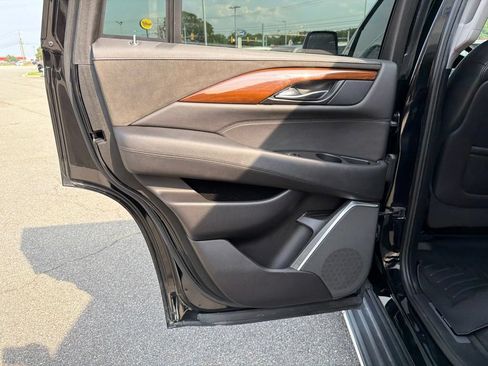 Used 2019 Cadillac Escalade Luxury AWD/4WD image 16