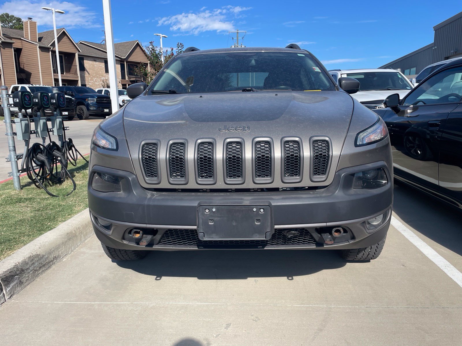 Used 2017 Jeep Cherokee Trailhawk AWD/4WD image 2