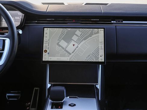 New 2025 Land Rover Range Rover Long Wheelbase SE image 13