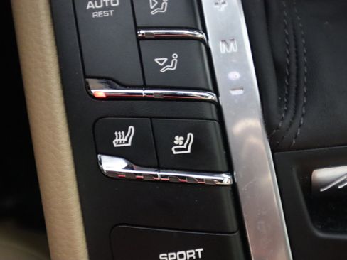 Used 2021 Porsche Macan image 23