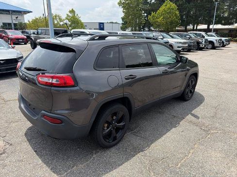 Used 2017 Jeep Cherokee Sport FWD image 5