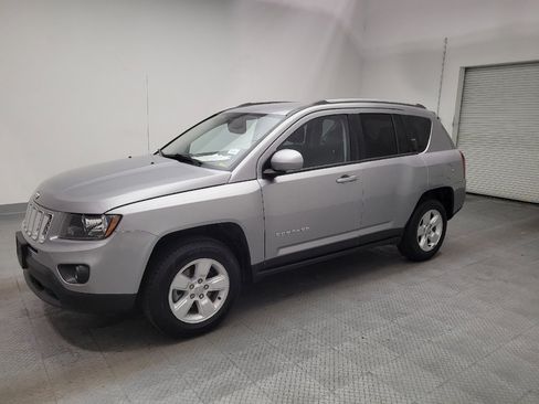 Used 2017 Jeep Compass Latitude FWD image 2