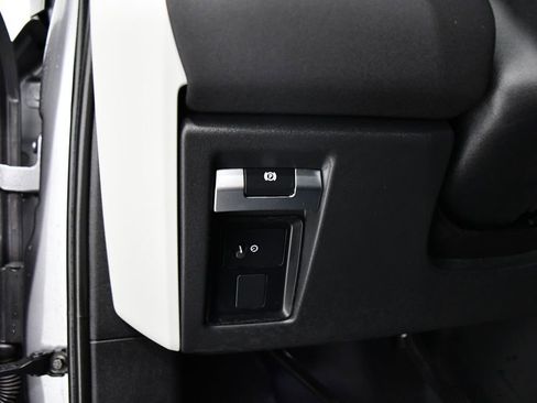 Used 2023 Land Rover Defender 110 X-Dynamic SE image 11