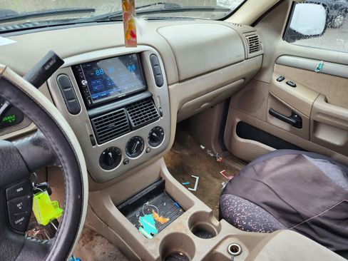 Used 2004 Ford Explorer XLT image 10