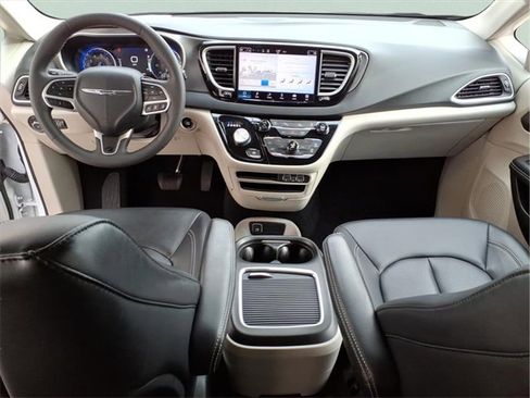 Used 2024 Chrysler Pacifica Touring-L image 21
