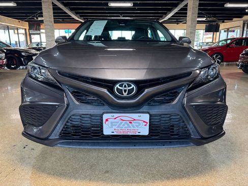 Used 2022 Toyota Camry SE FWD image 2