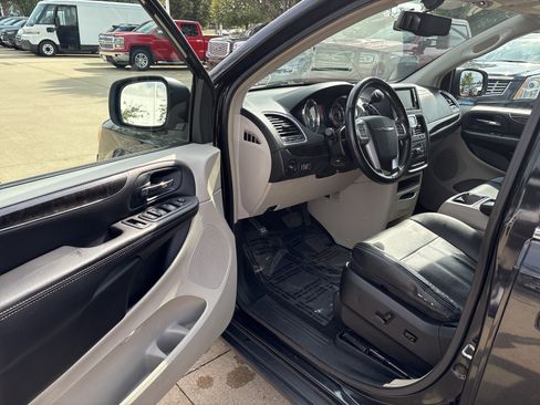 Used 2013 Chrysler Town & Country Touring-L w/ Driver Convenience Group FWD image 10