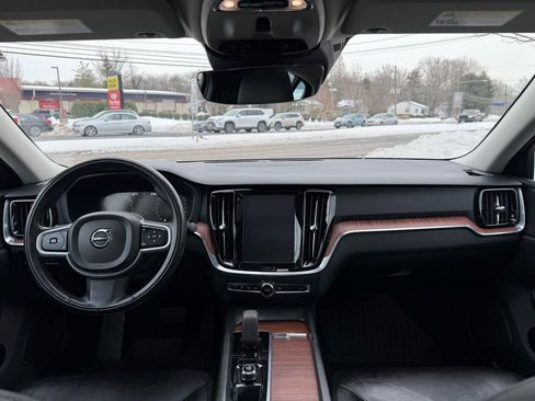 Used 2022 Volvo S60 B5 Momentum w/ Climate Package image 11