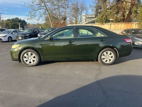 Used 2010 Toyota Camry LE image 2