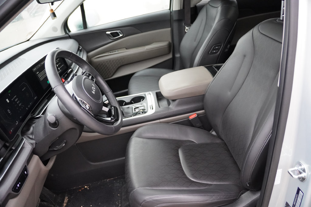 Certified 2025 Kia Carnival SX FWD image 4