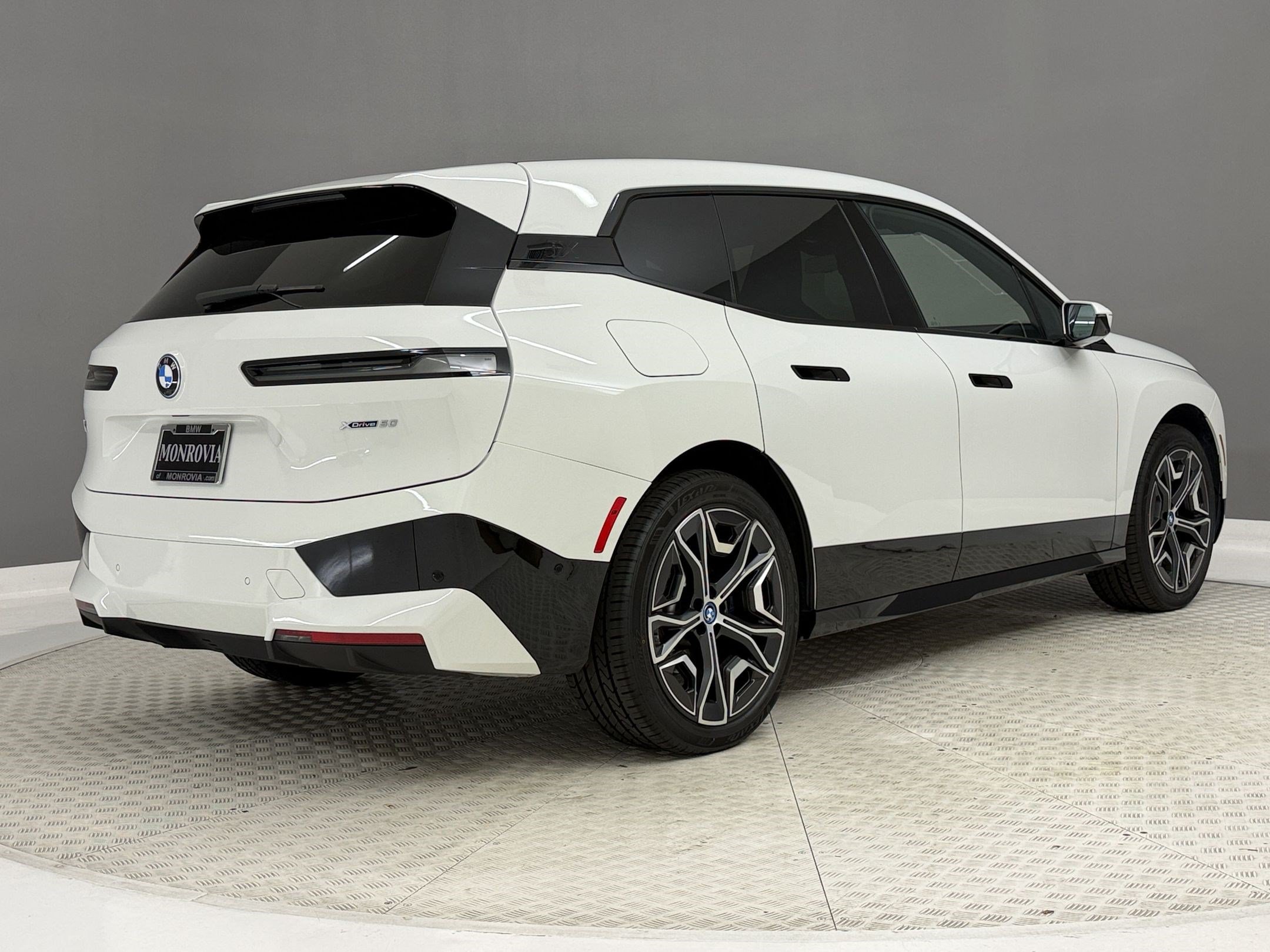 Used 2024 BMW iX xDrive50 w/ Sport Package AWD/4WD image 9