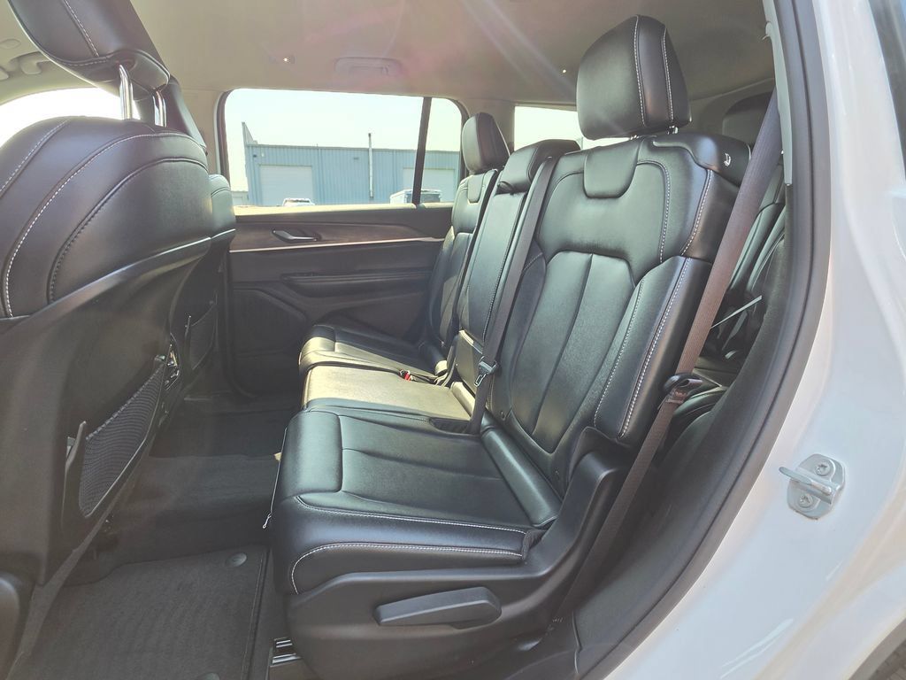 Used 2023 Jeep Grand Cherokee L Limited w/ Black Appearance Package AWD/4WD image 29
