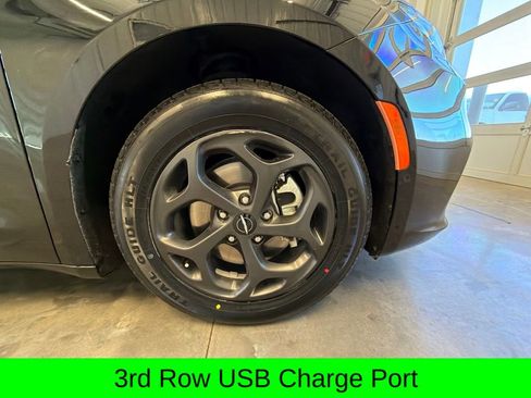 Used 2022 Chrysler Pacifica Touring-L w/ Uconnect Theater Family Group FWD image 13