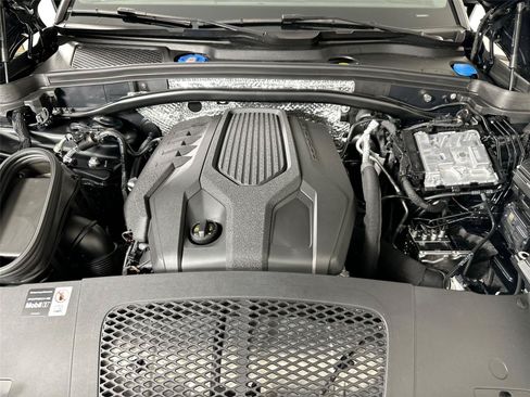 Certified 2026 Porsche Macan AWD/4WD image 38