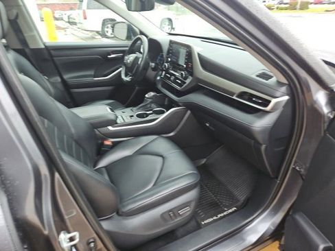 Used 2020 Toyota Highlander XLE image 30